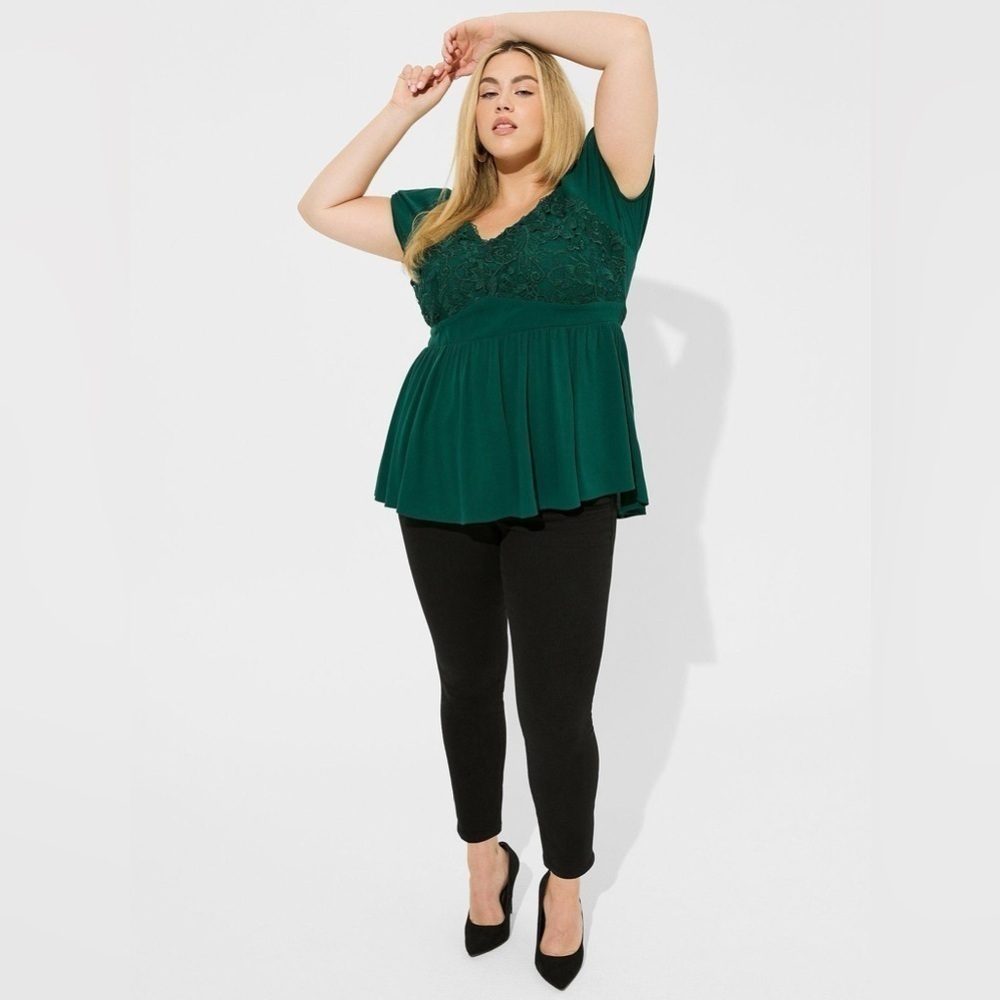 Torrid Crinkle Gauze With Lace Short Puff Sleeve Blouse Green Women’s size 2 - Picture 2 of 10